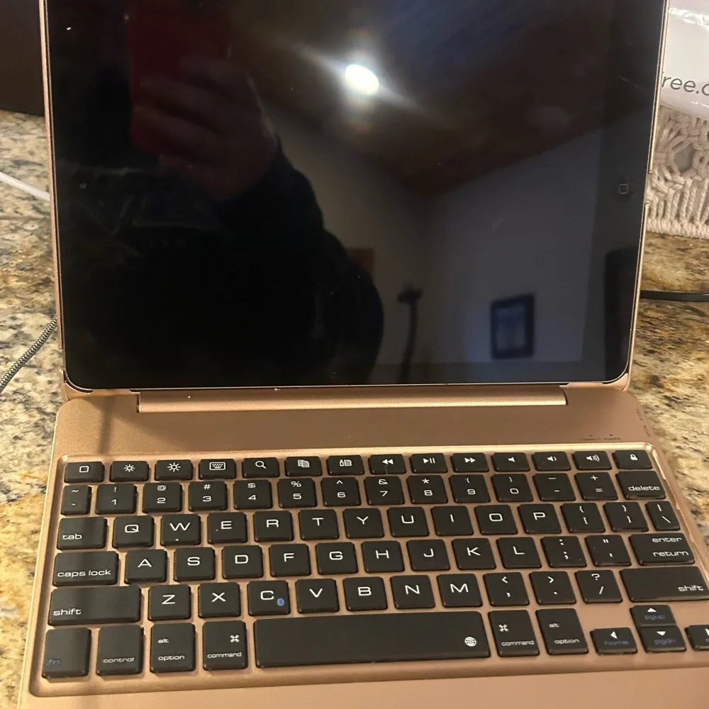 Apple IPad Air w/ Keyboard Case Model MD785LL/B